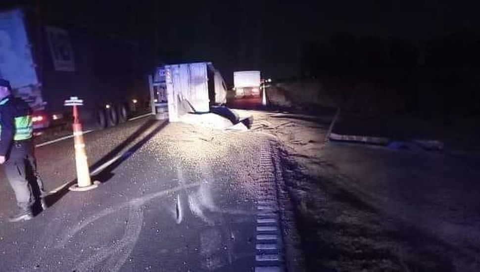 Se registró el vuelco del acoplado de un camión en la autopista