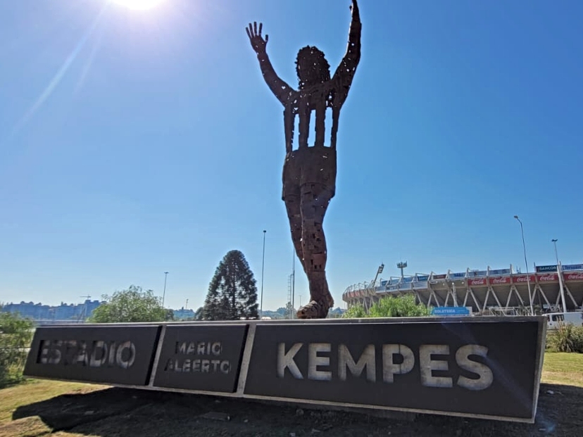 Kempes ya tiene su estatua en Córdoba Diario Núcleo