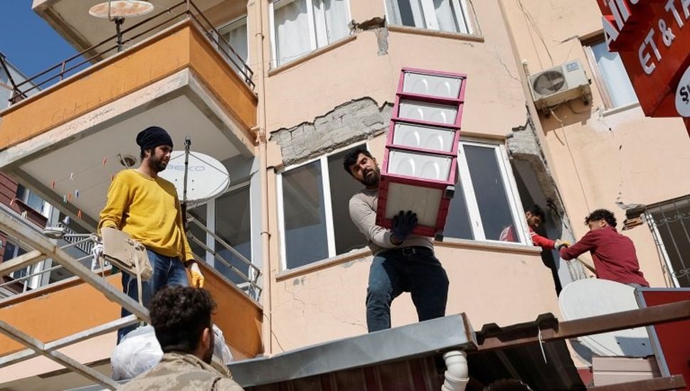 Luego de diez días: Rescataron a una adolescente entre los escombros en Turquía