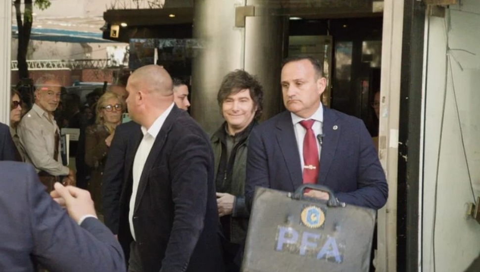 Javier y Karina Milei fueron abucheados en el microcentro porteño