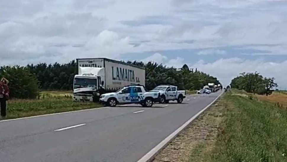 Un motociclista perdió la vida tras chocar de frente contra un camión en la Ruta 8