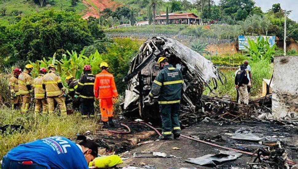 Triple choque, incendio y más de treinta personas carbonizadas