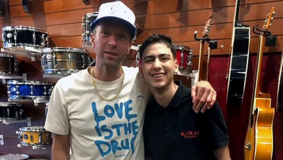 Chris Martin improvisó con una guitarra en un local porteño