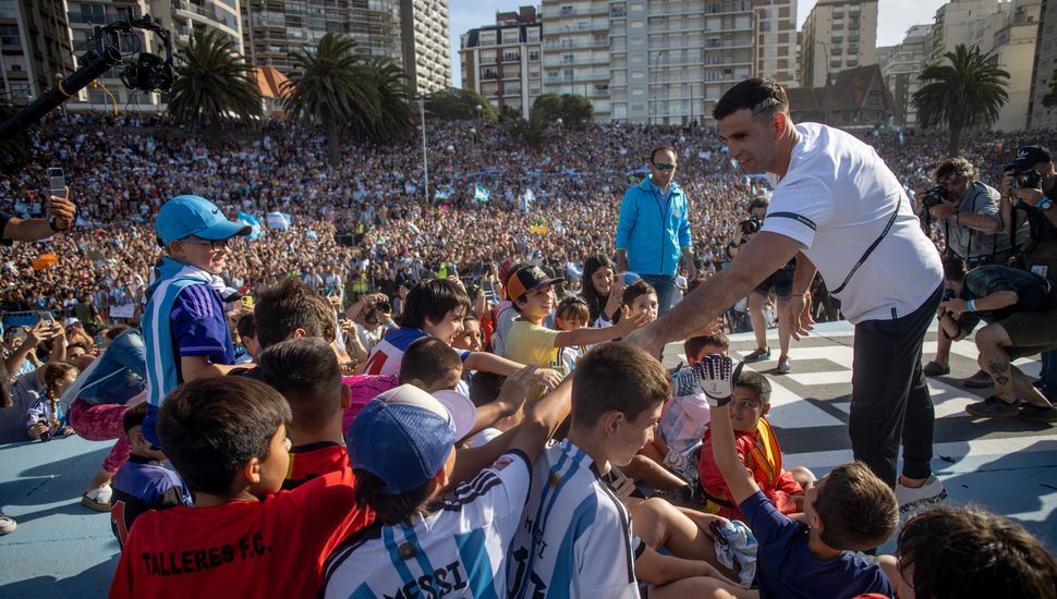 Una multitud recibió al "Dibu" Martínez en Mar del Plata
