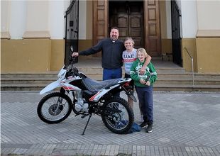 Marquitos Di Palma le regaló una moto al cura párroco de Rojas para recorrer los barrios