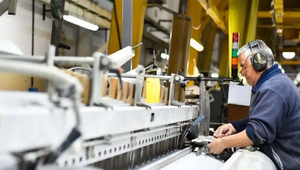 Volvió a caer la producción industrial