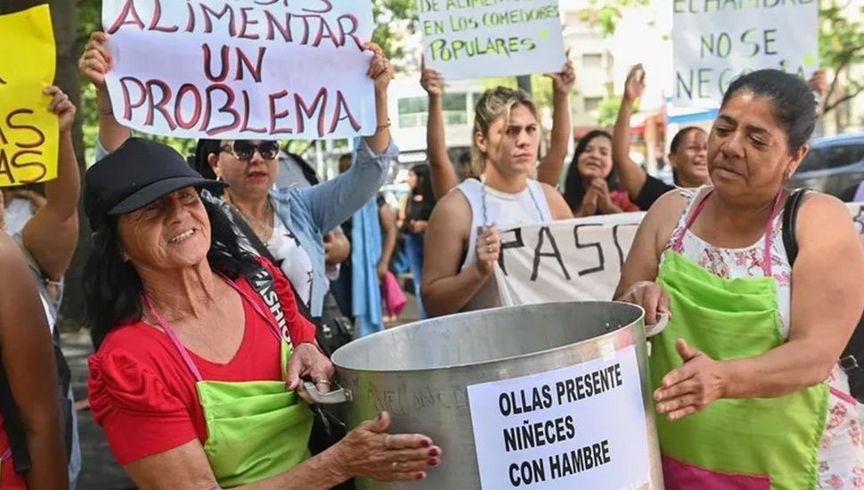 Movimientos sociales protestan frente al ministerio de Economía