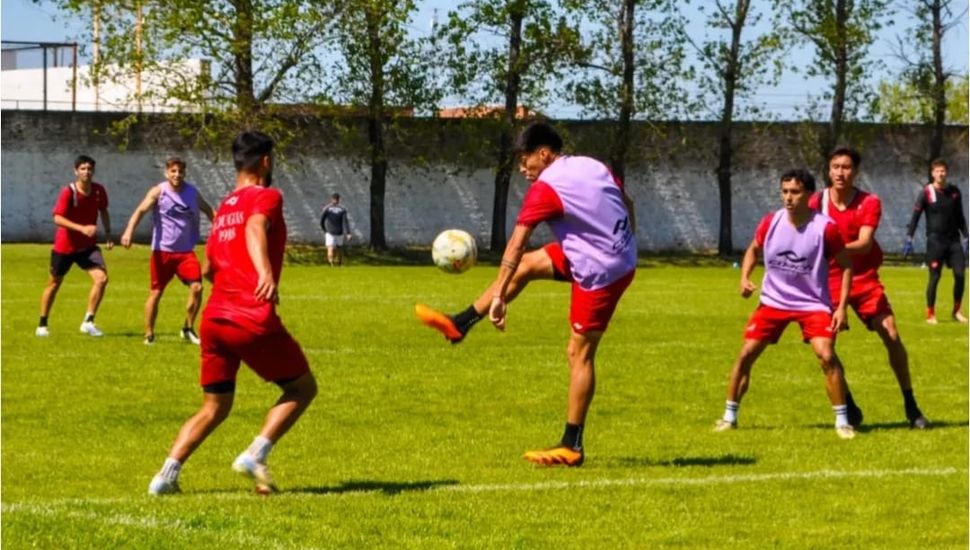 Reválida: Douglas buscará cortar su mala racha ante Independiente de Chivilcoy, en un partido clave