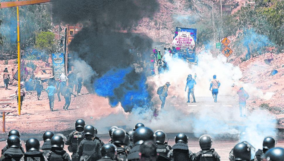 Tensión en Bolivia con toma de cuarteles y rehenes