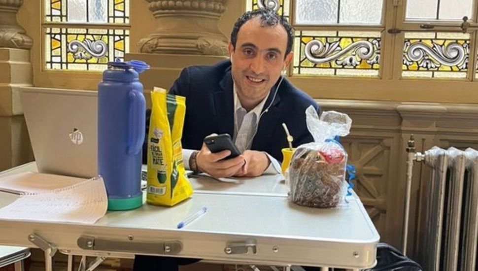 Un senador nacional sin oficina armó su despacho en un pasillo