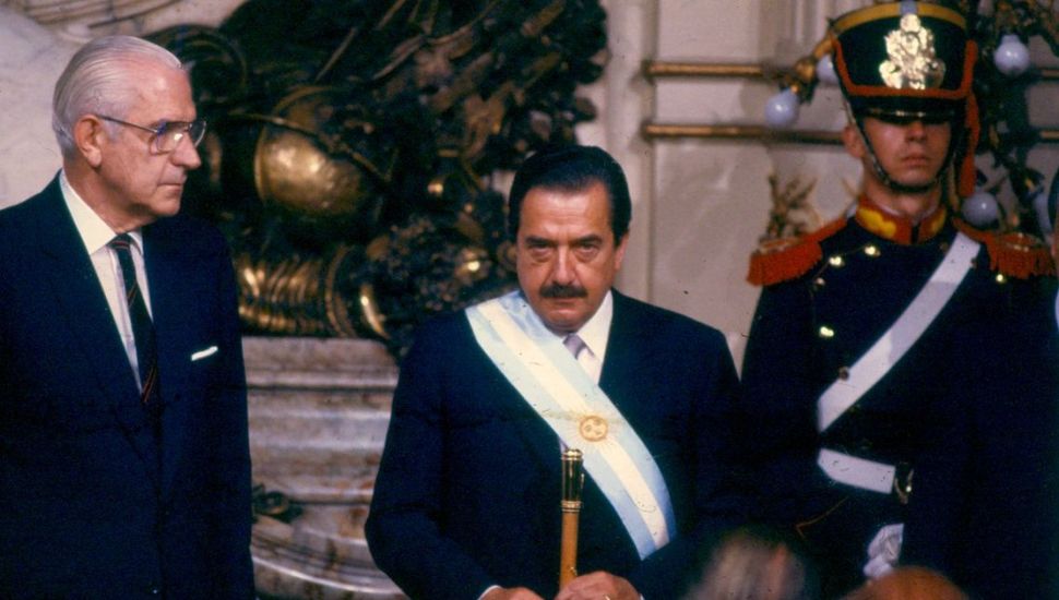 El radicalismo rechazó los ataques de Milei a Raúl Alfonsín a 41 años de su triunfo electoral