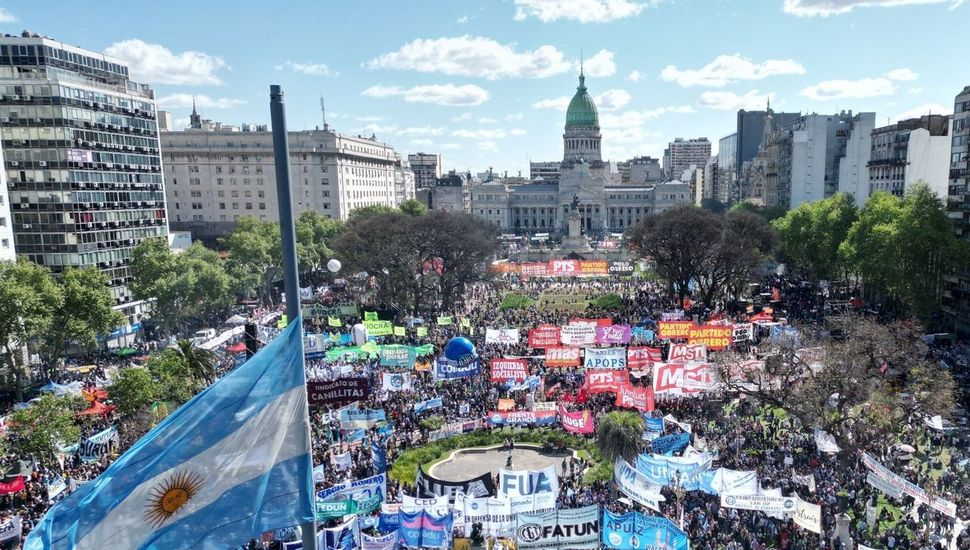 Masiva Marcha universitaria: la Plaza del Congreso y sus alrededores, llena.