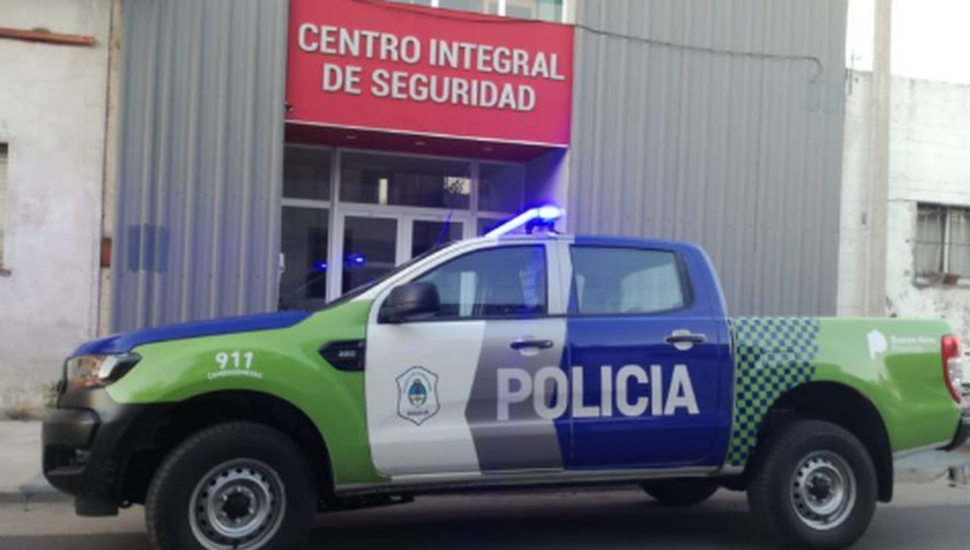 Madrugada de furia en Rojas: rociaron con nafta a dos inspectoras y hubo una batalla campal en el barrio Covendiar I