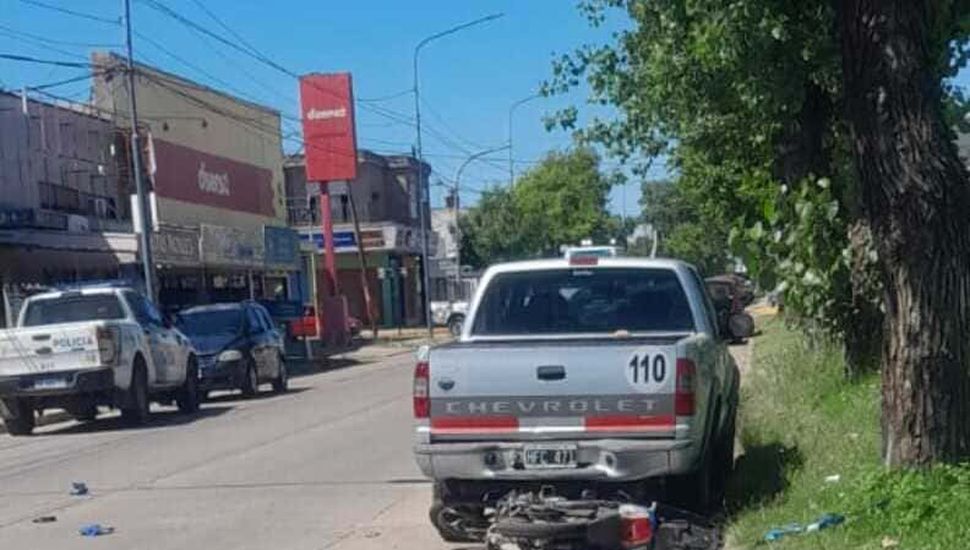 Una joven motociclista falleció tras colisionar contra un camión