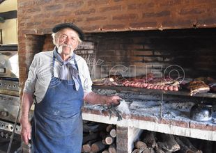 Conocé al experimentado parrillero del Fortín Pergamino que hizo más de mil asados populares