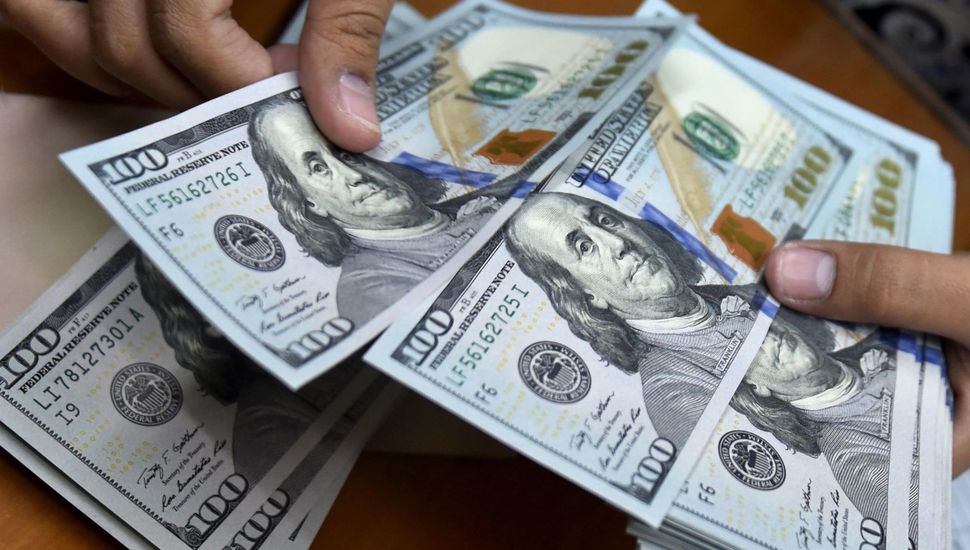 Dólar blue: la divisa cae, pero las cotizaciones financieras siguen por encima de los $300