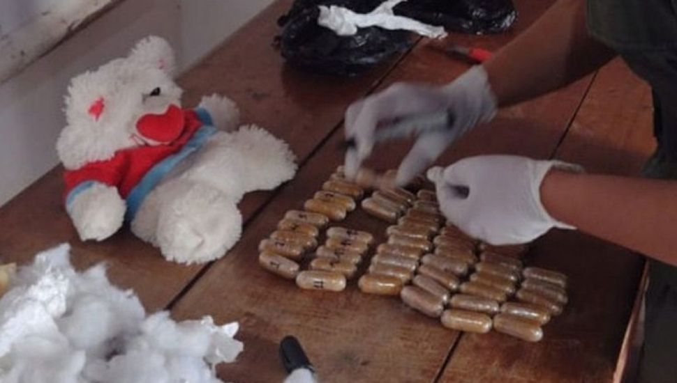 Encuentran cápsulas de cocaína escondidas en un oso de peluche