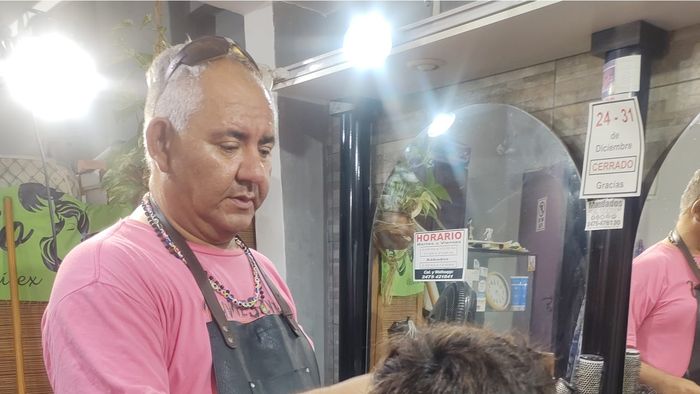 Un peluquero de Rojas realiza cortes gratis a chicos que comienzan las clases