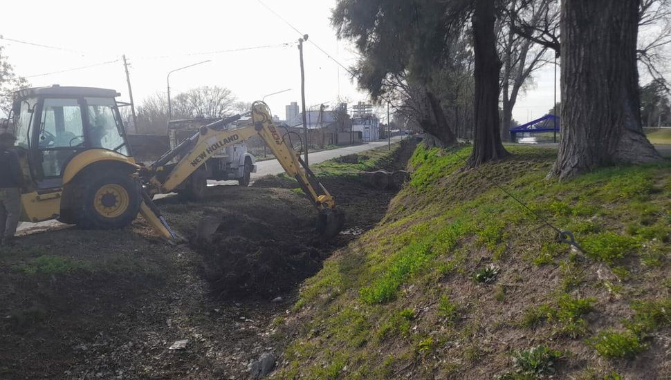 Realizan tareas de limpieza de desagües pluviales en el barrio San Vicente de Paúl