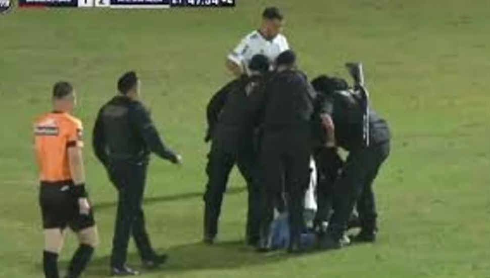 Prohíben la entrada al hincha de Douglas Haig que invadió el campo ante Atlético Rafaela