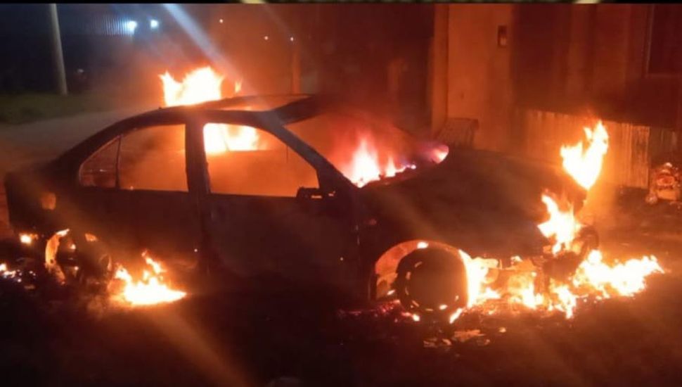 Incendiaron un auto estacionado en la vía pública en Salto