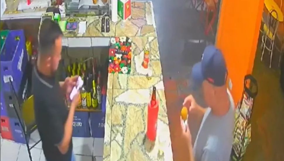 Impactante video: le explotó en la cara una empanada de pollo