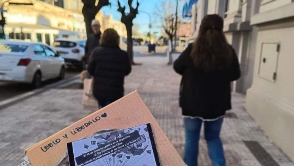 “Siembran” libros por toda la ciudad de Rojas para fomentar la lectura