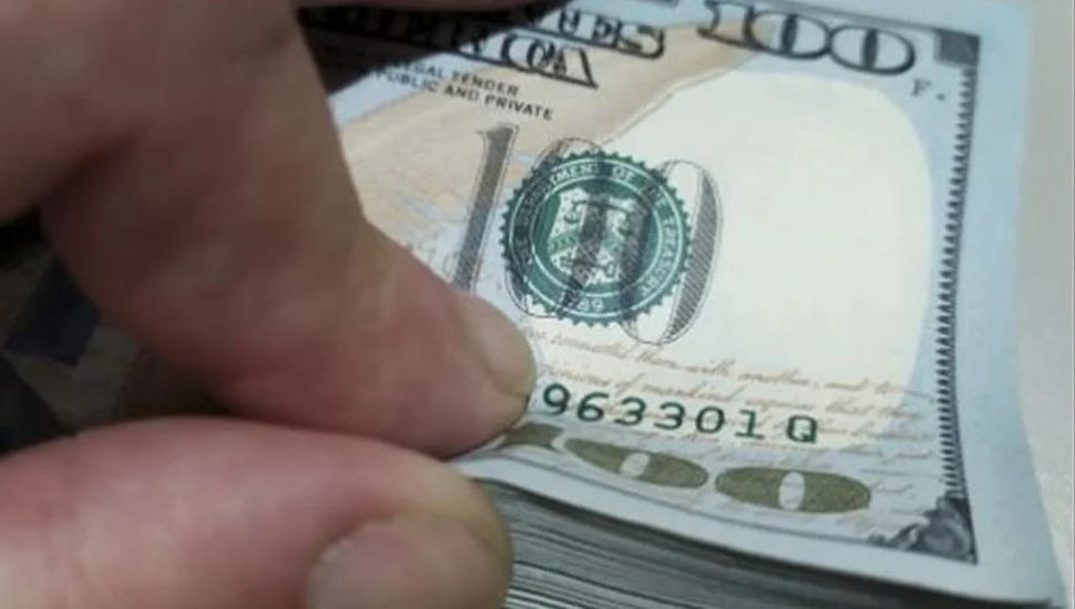 El dólar flota muy cerca del techo