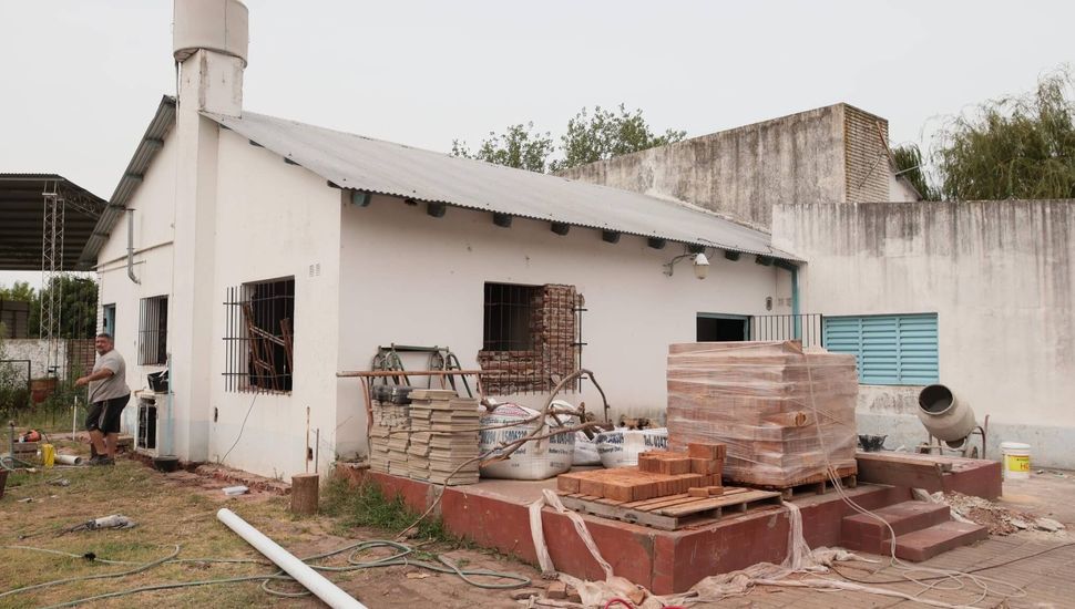 Avanzan las obras de mejoras en la escuela de El Arbolito