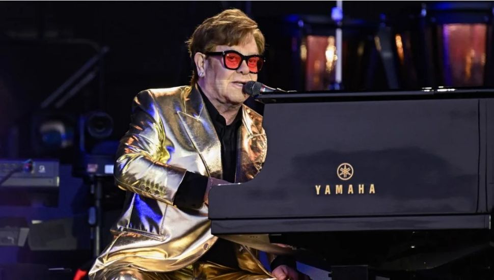 El cantante Elton John contó que perdió la vista luego de sufrir una grave infección en un ojo