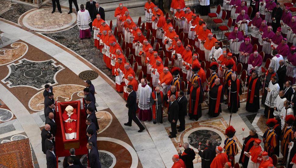 El cuerpo de Francisco estará en la basílica de San Pedro durante tres días antes del funeral