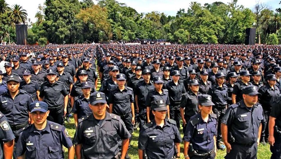 Kicillof anunció un aumento de sueldo para policías bonaerenses