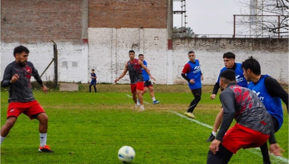 Douglas volvió a entrenar con la mente puesta en Independiente