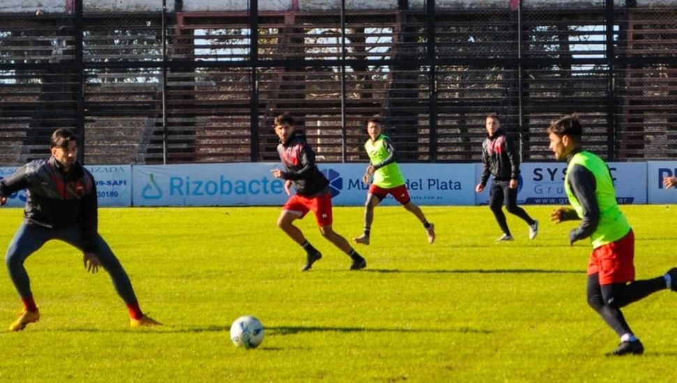 Douglas visita a Sportivo Las Parejas, con la necesidad de un triunfo