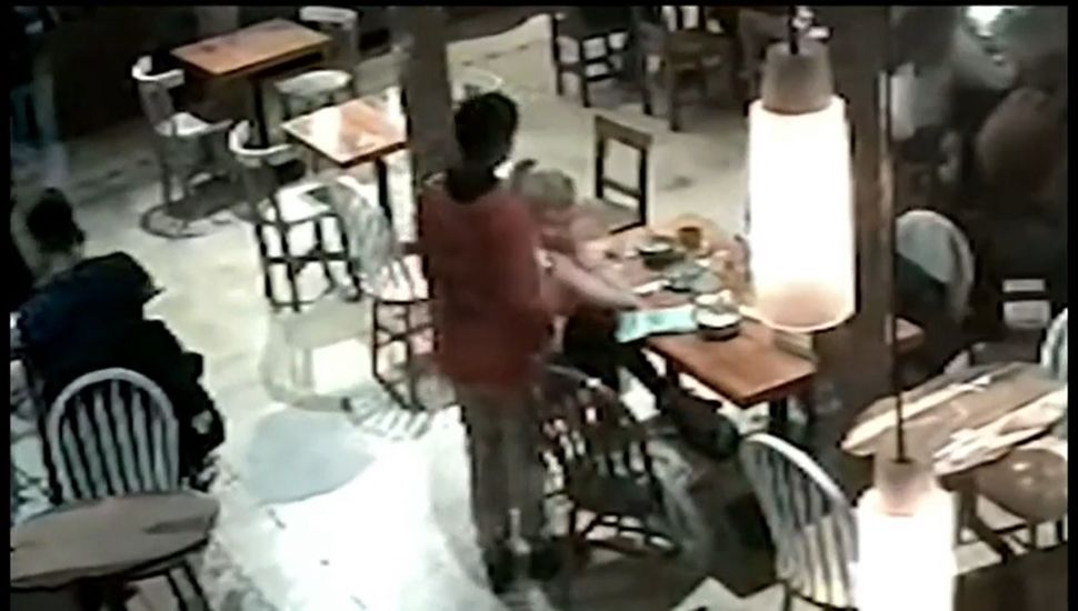 El dueño de un bar detuvo a un ladrón y le ofreció trabajo