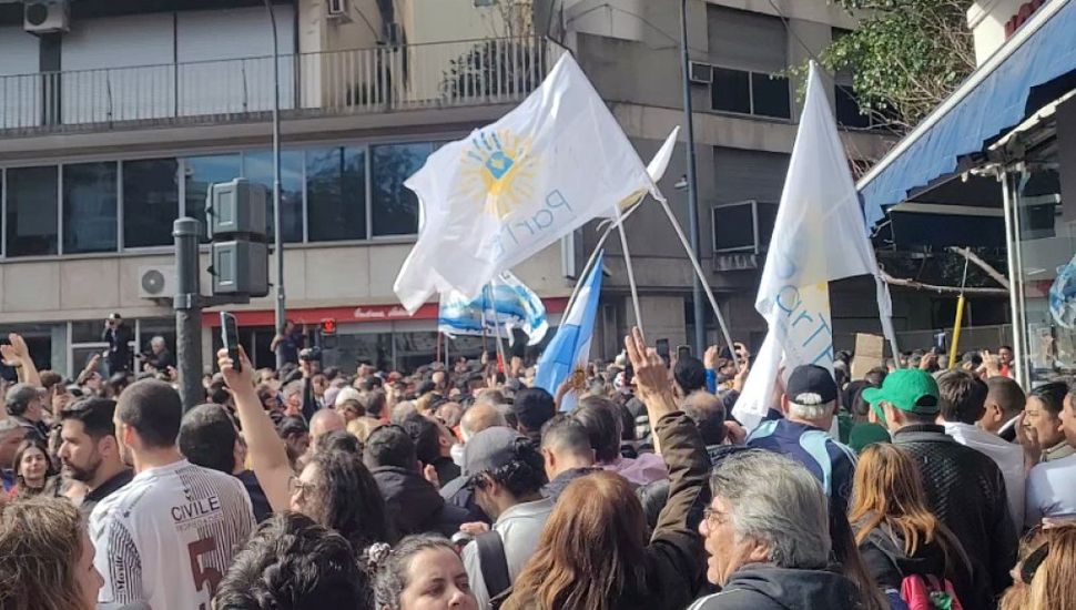 Miles de personas se movilizaron a la esquina del departamento de Cristina Kirchner