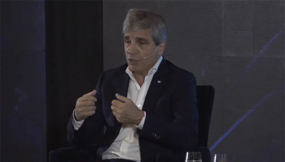 El ministro Caputo sale a buscar US$1.000 millones