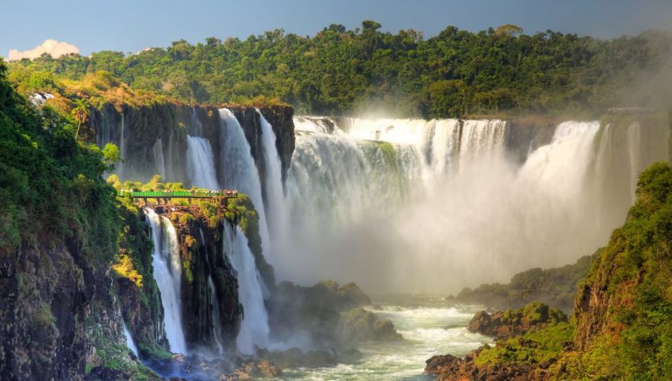 Muchos turistas argentinos visitan Cataratas, duermen en Brasil, compran en Paraguay y pasean en Argentina