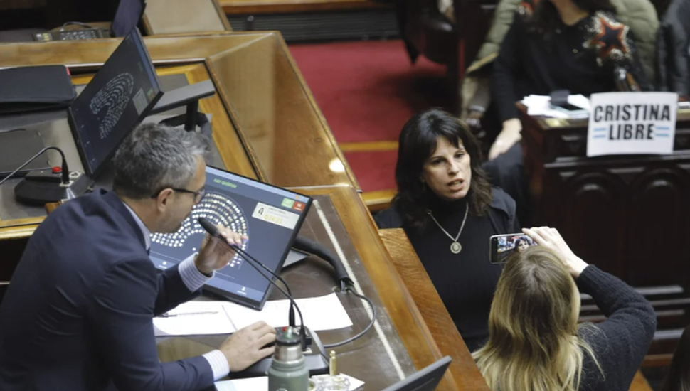 Escándalo en Diputados: legisladores kirchneristas fueron por Espert y la sesión terminó a los empujones