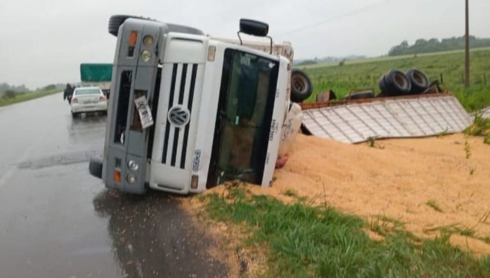 Un camión con acoplado volcó cerca del acceso a La Violeta