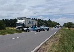 Un motociclista perdió la vida tras chocar de frente contra un camión en la Ruta 8