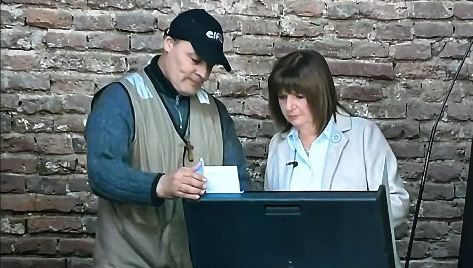 El blooper de Patricia Bullrich en simultáneo donde no pudo votar