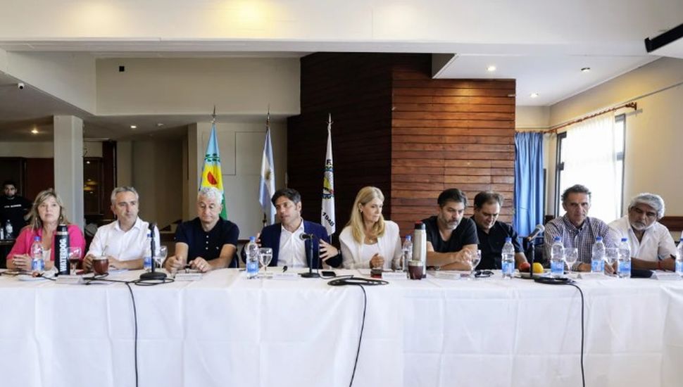 Kicillof reunió a 35 intendentes en Villa Gesell y pidió "amplitud" para enfrentar a Milei