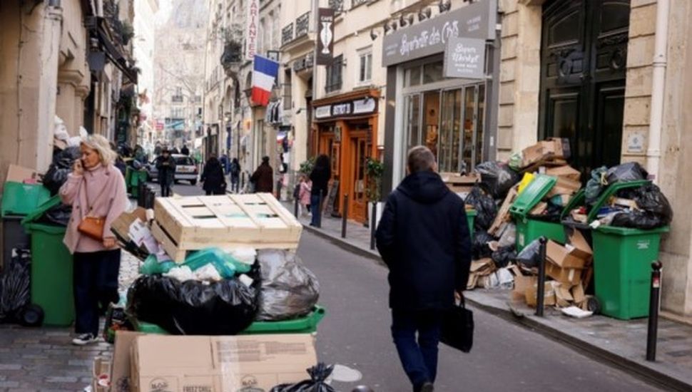 Por las protestas, París acumula 10.000 toneladas de basura en sus calles