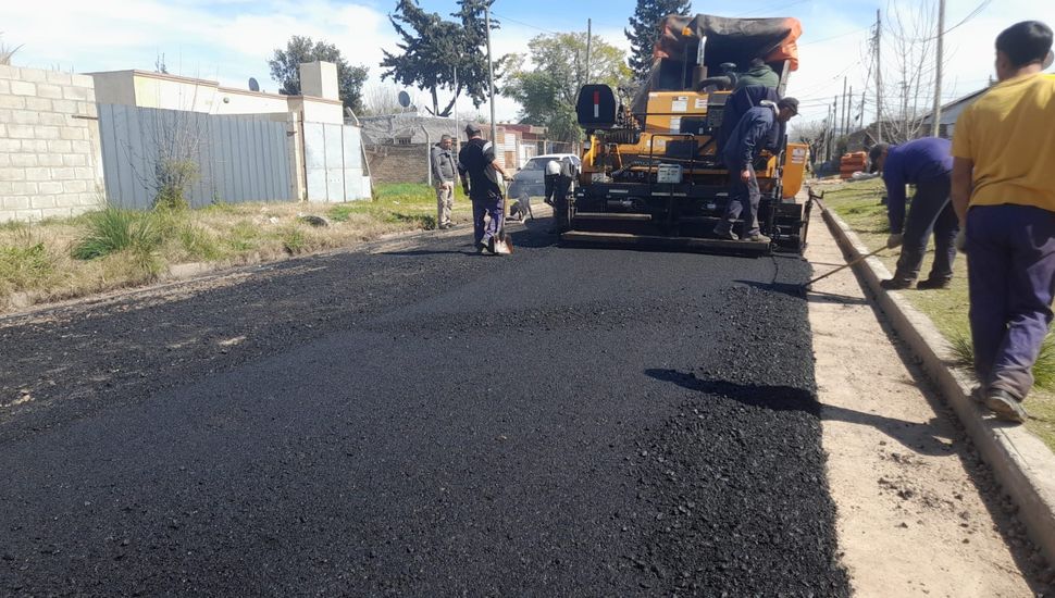 La obra de asfalto en Pergamino llegó a barrio Virgen de Itatí