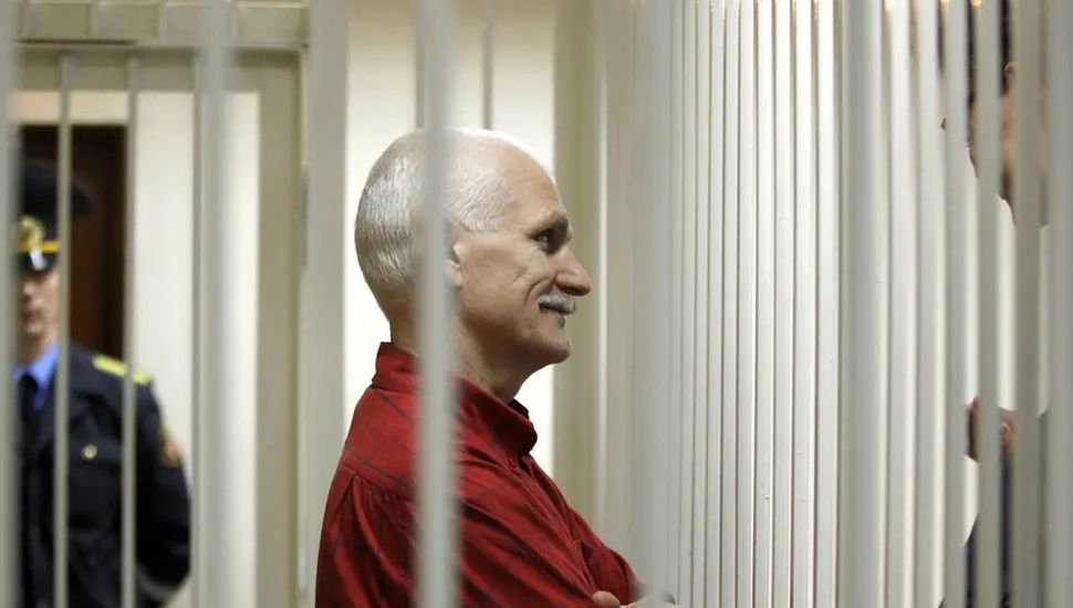 Bielorrusia condenó a 10 años de cárcel a Ales Bialiatski, Nobel de la Paz 2022