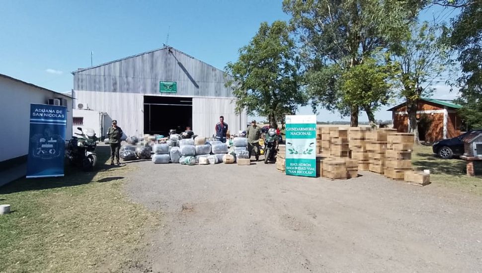 Gendarmería interceptó un transporte de encomiendas con mercadería de contrabando y hojas de coca
