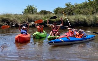 Kayak y colonia: una tarde distinta para los chicos de Obligado