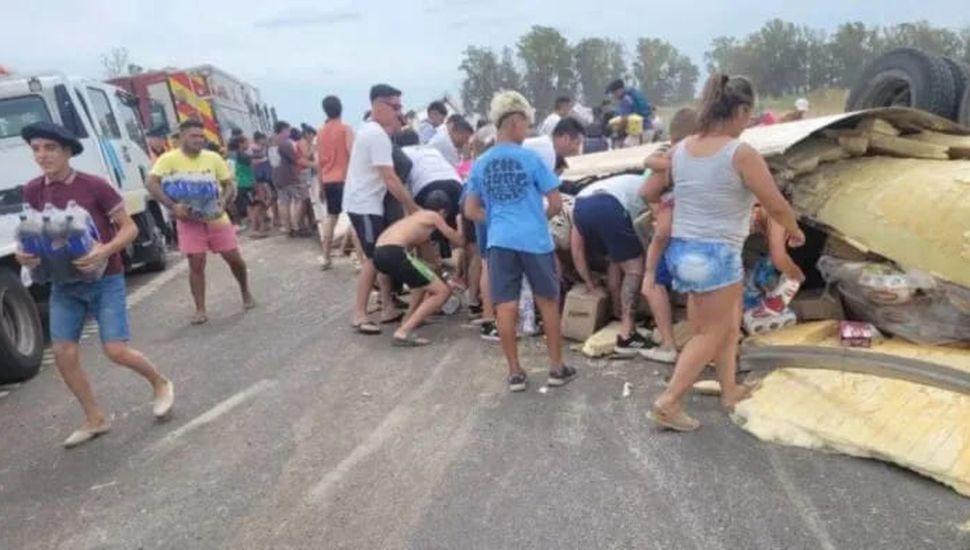 Vuelco mortal y saqueo en la Autopista: el relato de los bomberos de Pergamino que trabajaron en el lugar