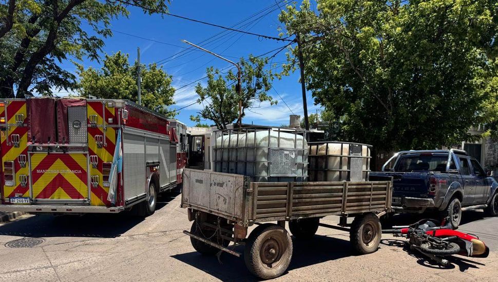 Una motociclista sufrió una fractura tras chocar contra una camioneta
